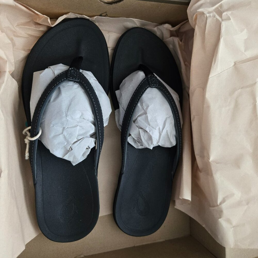 New in box women's black Olukia Ho'opio size 9 flip flops